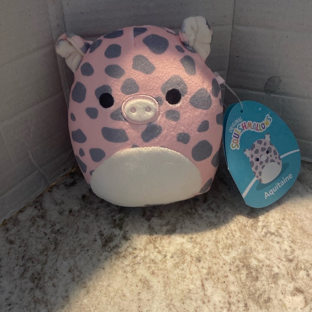 Squishmallows Aquitaine Pink and Gray pig. 5 in. NWT. 2025.